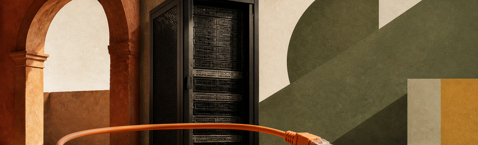 Scrivania editoriale con server e guida alla scelta dell'hosting